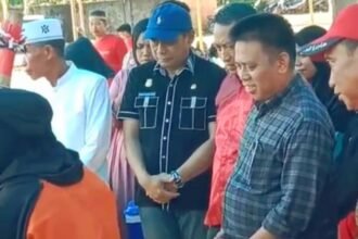 Mayor Jenderal TNI (P) H.A. Gunawan Pakki (Kemeja Motif Kotak) Caleg DPR RI Dapil Sulsel II Partai PDI-Perjuangan menghadiri Pesta Rakyat 2023 di Kelurahan Polewali, Jumat (1/12/2023).
