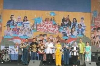 Prajurit TNI Angkatan Laut (TNI AL) kembali menerima penghargaan tingkat nasional, yaitu Komandan KRI Teluk Weda-526, Letkol Laut (P) Ricky Tacoma dalam kegiatan Festival Music dan Budaya Anak Indonesia, bertempat di Jakarta Internasional Stadium, Sabtu (9/12/2023).