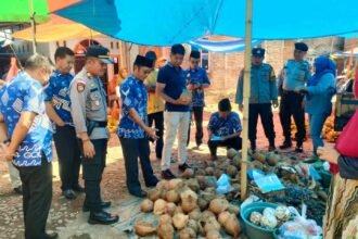 Kunjungan Tripika Kecamatan Bontonompo ke Pasar Rappokaleleng untuk mengecek harga sembako maupun kebutuhan pokok lainnya, Jumat (22/12/2023).