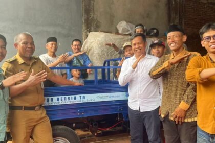 PT Pelabuhan Indonesia (Persero) Regional 4 melalui Program Tanggung Jawab Sosial dan Lingkungan (TJSL) menyerahkan bantuan berupa motor tiga roda kepada Bank Sampah Kaluku Bodoa.