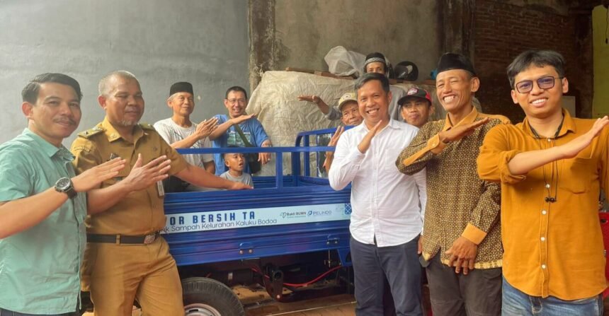 PT Pelabuhan Indonesia (Persero) Regional 4 melalui Program Tanggung Jawab Sosial dan Lingkungan (TJSL) menyerahkan bantuan berupa motor tiga roda kepada Bank Sampah Kaluku Bodoa.