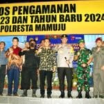 Penjabat (Pj) Gubernur Sulawesi Barat (Sulbar), Prof Zudan Arif Fakrulloh bersama Forkopimda Sulbar di Pos Pengamanan Natal 2023 dan Tahun Baru 2024.