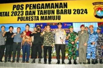 Penjabat (Pj) Gubernur Sulawesi Barat (Sulbar), Prof Zudan Arif Fakrulloh bersama Forkopimda Sulbar di Pos Pengamanan Natal 2023 dan Tahun Baru 2024.