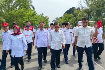 Ketua Umum Palang Merah Indonesia (PMI) Mohammad Jusuf Kalla menghadiri peringatan Hari Relawan PMI Tahun 2023 tingkat Nasional, yang dipusatkan di Pendopo Amangkurat Kabupaten Tegal, Jawa Tengah, Selasa siang lalu (26/12/2023). Kegiatan dihadiri oleh Bupati Tegal Umi Azizah, Pengurus PMI Pusat, PMI Provinsi Jawa Tengah, perwakilan pengurus PMI dari berbagai provinsi dan ratusan perwakilan relawan PMI se-Jawa Tengah.