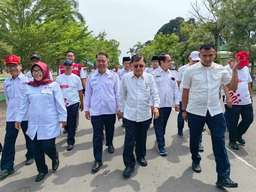 Ketua Umum Palang Merah Indonesia (PMI) Mohammad Jusuf Kalla menghadiri peringatan Hari Relawan PMI Tahun 2023 tingkat Nasional, yang dipusatkan di Pendopo Amangkurat Kabupaten Tegal, Jawa Tengah, Selasa siang lalu (26/12/2023). Kegiatan dihadiri oleh Bupati Tegal Umi Azizah, Pengurus PMI Pusat, PMI Provinsi Jawa Tengah, perwakilan pengurus PMI dari berbagai provinsi dan ratusan perwakilan relawan PMI se-Jawa Tengah.