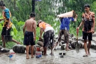 Habibi Syam turun langsung menanggapi keluhan masyarakat terkait masalah kurang baiknya fasilitas drainase jalan yang berada di Batua Raya, (17/12/2023).