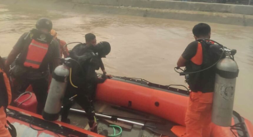 Mutmainnah (11) seorang bocah perempuan dilaporkan terbawa arus di saluran air Katompang, Duampanua, Pinrang-Sulsel pada Jumat (8/12/2023).