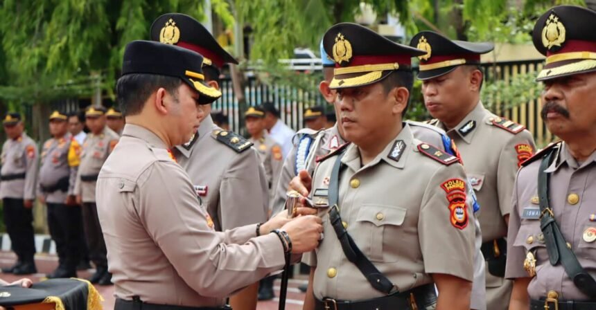 Polres Enrekang laksanakan upacara serah terima jabatan, Senin (4/12/2023).