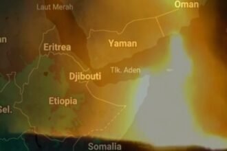 Teluk Aden terletak di Samudra Hindia, antara Yaman di Jazirah Arab bagian selatan dan Somalia di Afrika. Di barat laut teluk ini berhubungan dengan Laut Merah melalui Selat Bab-el-Mandeb. Kolase: latar semburan api dari ledakan rudal menghantam kapal tanker kargo di Teluk Aden. (wikipedia/xcom)