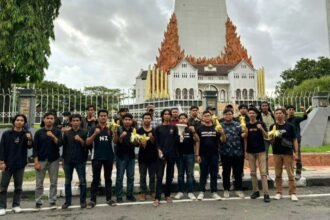 Aksi demokrasi jagung oleh pelbagai mahasiswa di depan Monumen Mandala Kota Makassar, Kamis (18/1/2024).