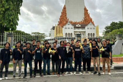 Aksi demokrasi jagung oleh pelbagai mahasiswa di depan Monumen Mandala Kota Makassar, Kamis (18/1/2024).