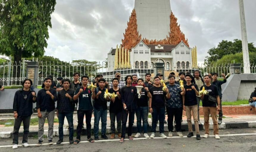 Aksi demokrasi jagung oleh pelbagai mahasiswa di depan Monumen Mandala Kota Makassar, Kamis (18/1/2024).