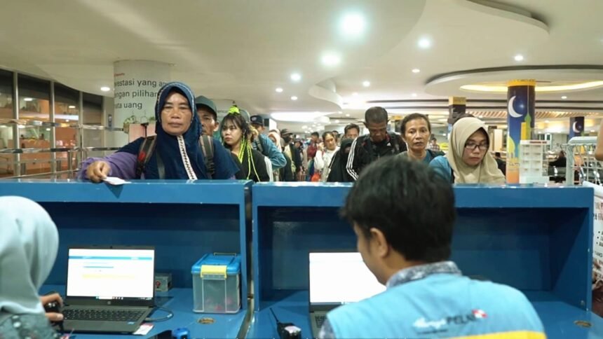 Pelabuhan Makassar tercatat melayani sebanyak 86.571 orang penumpang yang naik dan turun dari kapal hingga H+11 libur Nataru 2024.