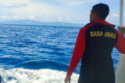 Tim Rescue Basarnas Ambon melakukan upaya intensif menggunakan Rigit Buoyancy Boat di sejumlah titik koordinat, tanda-tanda keberadaan korban belum ditemukan hingga hari ketujuh, (31/1/2024).