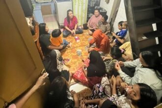 Sienny Wahyuni Tantular (baju merah berjeans) adalah calon legislatif DPRD Kota Makassar dari PDI-Perjuangan Dapil II melakukan sosialisasi dan mengedepankan emansipasi wanita.