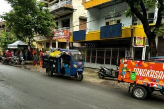 Kota Makassar menggelar Kerja Bakti Serentak Bersih Drainase.
