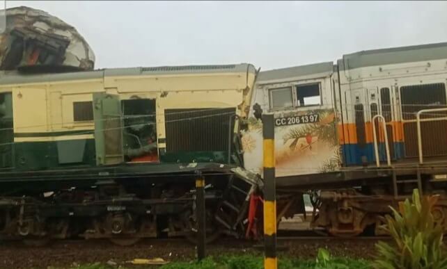 Insiden kecelakaan antara dua kereta Turangga dengan kereta Commuterline Bandung Raya telah terjadi di Haurpugur-Cicalengka, Jawa Barat, Jumat (5/1/2024) sekira Pukul 06.03 WIB. (screenshot@jalur5community)
