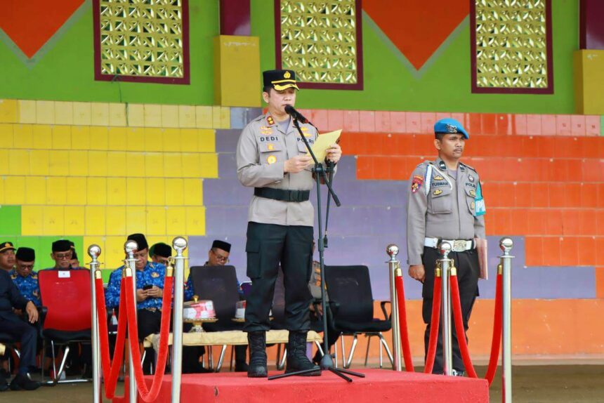 Kapolres Enrekang AKBP Dedi Surya Dharma memimpin upacara bendera dalam rangka Hari Kesadaran Nasional (HKN) di Alun-alun Lapangan Abubakar Lambogo, Batili-Enrekang, Rabu (17/1/2024).