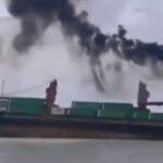 Insiden kapal muatan kargo diduga menabrak terumbu karang di perairan Pulau Samalona, Minggu (14/1/2024). (instgram @triangledivingclub)