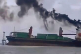 Insiden kapal muatan kargo diduga menabrak terumbu karang di perairan Pulau Samalona, Minggu (14/1/2024). (instgram @triangledivingclub)