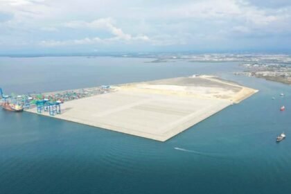 Pembangunan tahap 1B dan 1C ini membuat kapasitas terminal peti kemas Makassar New Port naik 150 persen, dari semula 1 juta TEUs (kontainer berukuran 20 kaki) menjadi 2,5 juta TEUs. (Foto: Dok. Pelindo Regional 4)