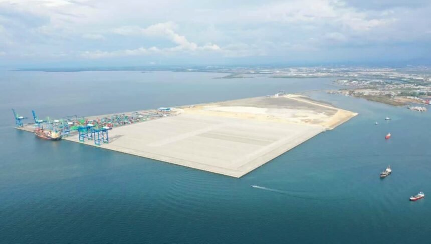 Pembangunan tahap 1B dan 1C ini membuat kapasitas terminal peti kemas Makassar New Port naik 150 persen, dari semula 1 juta TEUs (kontainer berukuran 20 kaki) menjadi 2,5 juta TEUs. (Foto: Dok. Pelindo Regional 4)