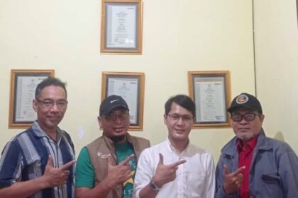 Keterangan foto dari kanan ke kiri: Gatot Irawan, Pemimpin Redaksi (Pemred) Panjinasional, Antonius Andhika (Pemred Media Merah Putih), Dedik Sugianto (Ketum Wakomindo) dan Rizal (Pemred Jawapes).