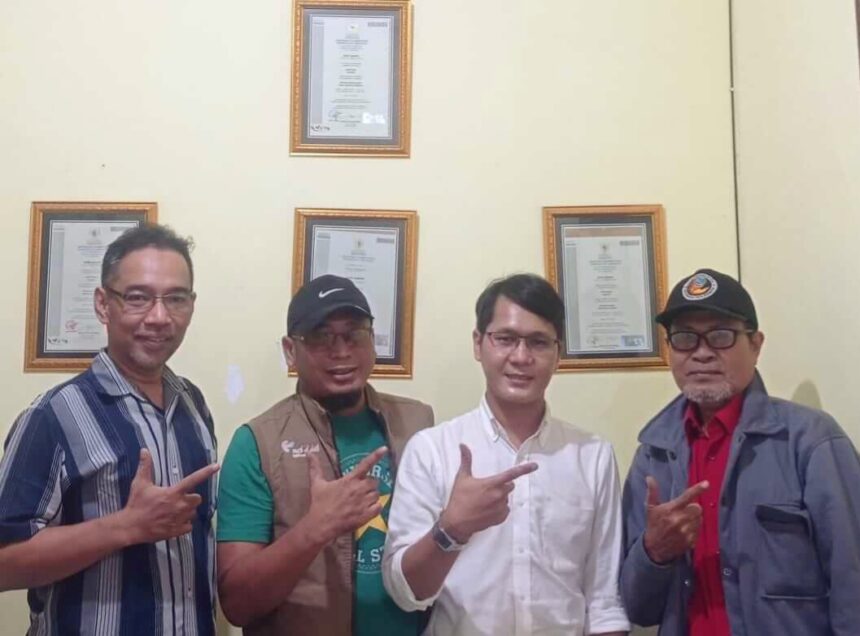 Keterangan foto dari kanan ke kiri: Gatot Irawan, Pemimpin Redaksi (Pemred) Panjinasional, Antonius Andhika (Pemred Media Merah Putih), Dedik Sugianto (Ketum Wakomindo) dan Rizal (Pemred Jawapes).