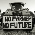 Spanduk pada traktor bertuliskan: No Farmer No Future, aksi protes petani terhadap pemotongan subsidi oleh Pemerintah Jerman. (chris bryant/bloomberg)