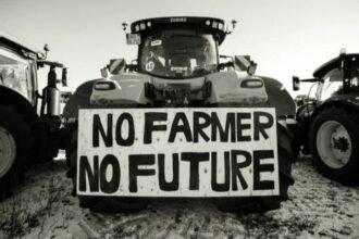 Spanduk pada traktor bertuliskan: No Farmer No Future, aksi protes petani terhadap pemotongan subsidi oleh Pemerintah Jerman. (chris bryant/bloomberg)