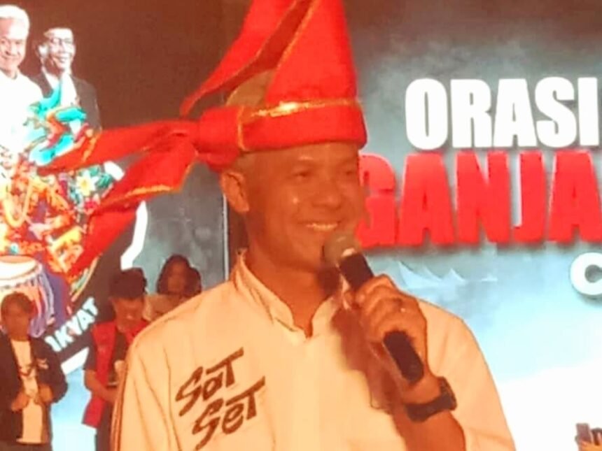 Ganjar Pranowo, calon presiden nomor urut 3, meriahkan Hajatan Rakyat Sulawesi Selatan di Upperhills Convention Hall, Makassar, Selasa (30/1/2024).