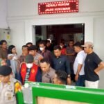 Kejari Enrekang menahan tersangka dugaan korupsi upah PTT Paramedis-Non Paramedis pada Dinas Kesehatan Enrekang, (18/1/2024).
