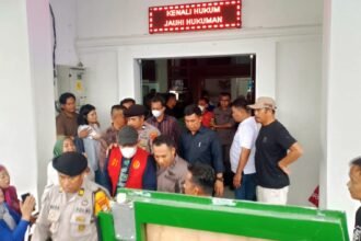 Kejari Enrekang menahan tersangka dugaan korupsi upah PTT Paramedis-Non Paramedis pada Dinas Kesehatan Enrekang, (18/1/2024).