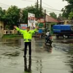 personel Satuan Lalulintas Polres Takalar yang gigih melaksanakan tugas pengaturan lalulintas di Simpang Tiga Jalan poros Pari'risi pada pagi hari, (29/1/2024).