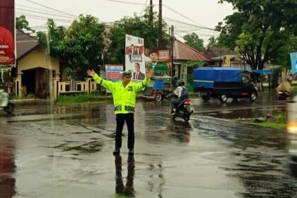 personel Satuan Lalulintas Polres Takalar yang gigih melaksanakan tugas pengaturan lalulintas di Simpang Tiga Jalan poros Pari'risi pada pagi hari, (29/1/2024).