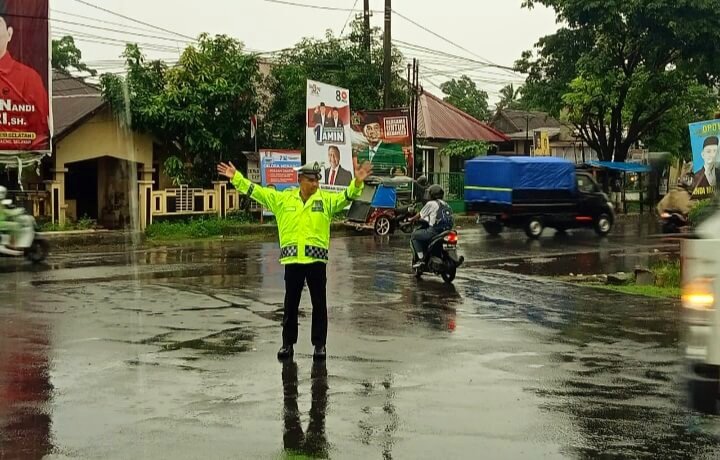 personel Satuan Lalulintas Polres Takalar yang gigih melaksanakan tugas pengaturan lalulintas di Simpang Tiga Jalan poros Pari'risi pada pagi hari, (29/1/2024).