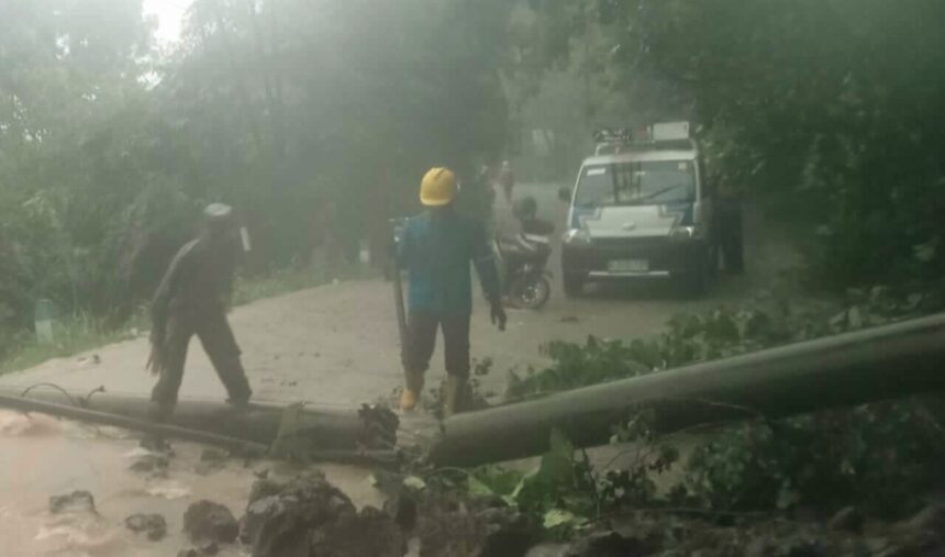 Babinsa Koramil 14 Klego Kodim 0724 Boyolali, Serma Nur Khamim, dan tim PLN tampil sigap dalam menanggapi bencana akibat rubuhnya tiang listrik.