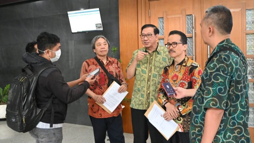 Ketua Umum Apkomindo Ir. Soegiharto Santoso, SH alias Hoky saat dikonfirmasi oleh awak media terkait perkara pencemaran nama baik di media sosial Apkomindo.