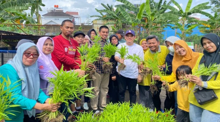 Dalam panen perdana ini, masyarakat dapat menikmati hasil tanaman kangkung di Kelurahan Paropo Kecamatan Panakkukang Kota Makassar.