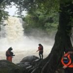 Tim SAR dari Basarnas melakukan pencarian korban tenggelam di dekat air terjun Pungbunga, Tompo Bulu, Kabupaten Maros, (12/2/2024).