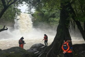 Tim SAR dari Basarnas melakukan pencarian korban tenggelam di dekat air terjun Pungbunga, Tompo Bulu, Kabupaten Maros, (12/2/2024).