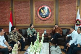 Kepala BNPT Komjen Pol. Prof. Dr. H. Mohammed Rycko Amelza Dahniel, M.Si. membahas persiapan Launching Warung NKRI Digital bersama Tenaga Ahli Ir. Soegiharto Santoso, SH dan Ir. Dedi Yudianto, MBA.