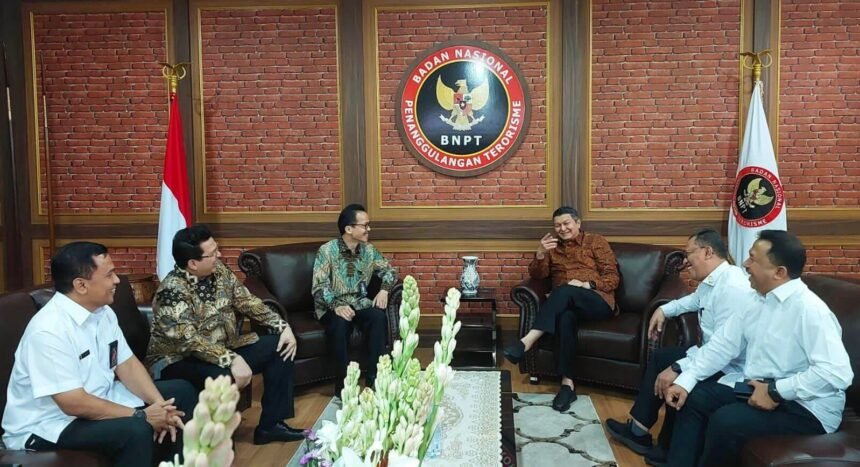 Kepala BNPT Komjen Pol. Prof. Dr. H. Mohammed Rycko Amelza Dahniel, M.Si. membahas persiapan Launching Warung NKRI Digital bersama Tenaga Ahli Ir. Soegiharto Santoso, SH dan Ir. Dedi Yudianto, MBA.