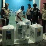 Pengecekan distribusi kotak suara Pemilu dari TPS ke PPK Kecamatan Bontonompo, (15/2/2024).