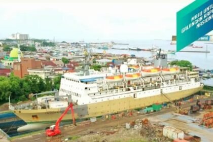 KM Tatamailau sedang menjalani perbaikan di fasilitas Graving Dock PT IKI (Persero) Makassar.