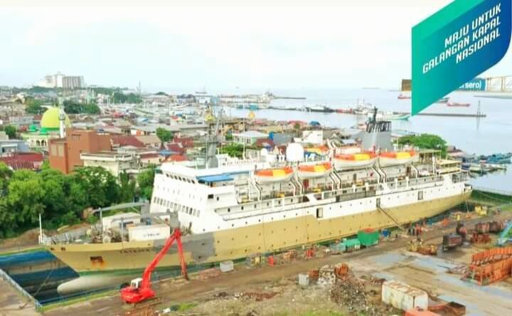 KM Tatamailau sedang menjalani perbaikan di fasilitas Graving Dock PT IKI (Persero) Makassar.