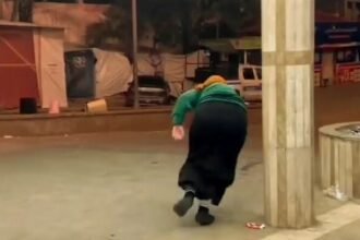 Seorang perawat menunjukkan keberanian dan dedikasi yang luar biasa dalam melaksanakan tugas kemanusiaannya.