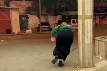 Seorang perawat menunjukkan keberanian dan dedikasi yang luar biasa dalam melaksanakan tugas kemanusiaannya.