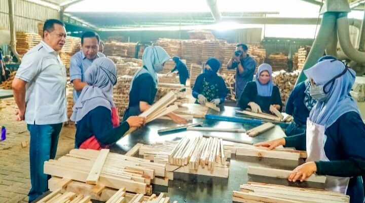 pabrik pengolahan kayu CV Berkah Rizqi, Banjarnegara, Bamsoet, menyoroti peran krusial industri pengolahan kayu dalam pertumbuhan ekonomi Indonesia.