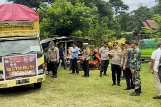 Polres Enrekang melakukan pengamanan dan pengawalan pendistribusian logistik Pemilu 2024.